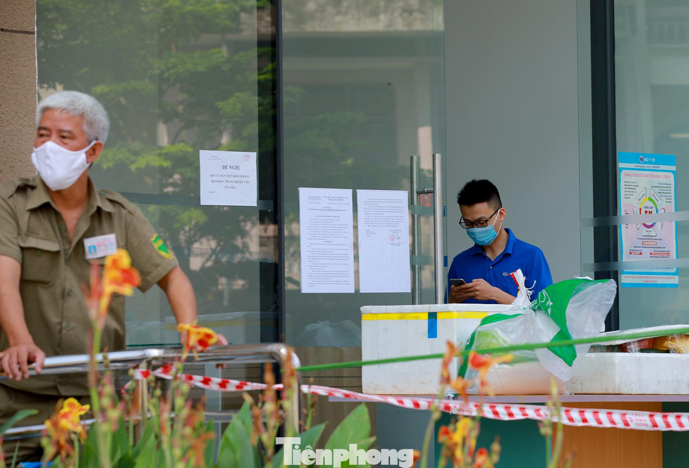 Lực lượng chức năng nhanh chóng tiến hành phun khử khuẩn toà nhà và khẩn trương truy vết các trường hợp có liên quan.