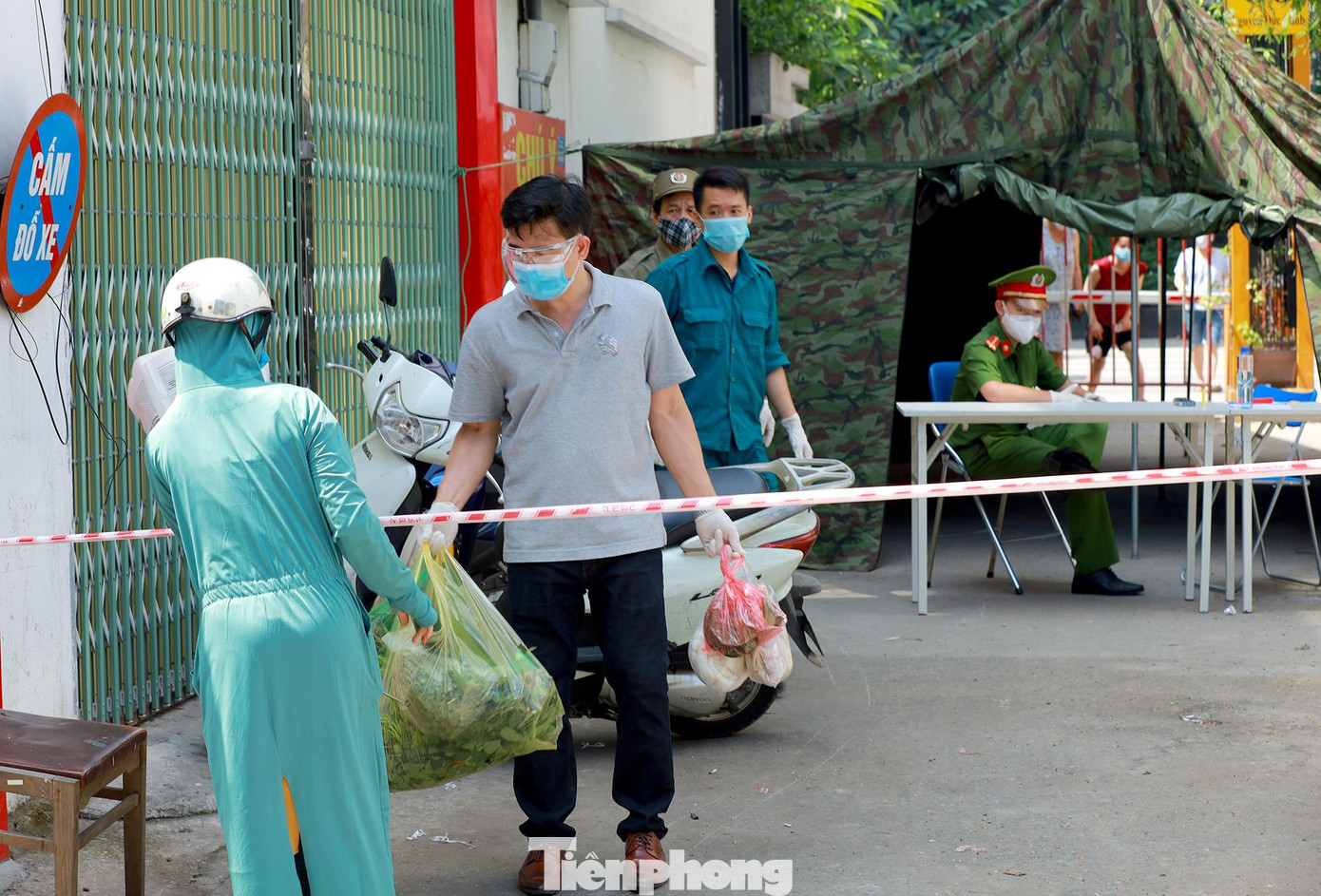 Các đồ lương thực, thực phẩm đều được lực lượng chức năng hỗ trợ chung chuyển giúp cho các hộ.