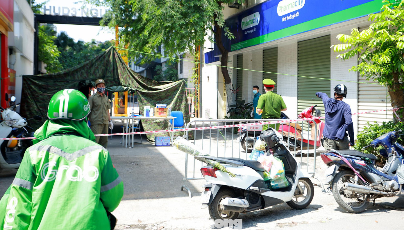 Việc phong tỏa tạm thời khu chung cư để kiểm soát người ra vào, đồng thời lực lượng chức năng cũng tiến hành trích xuất camera để truy vết các trường hợp liên quan.