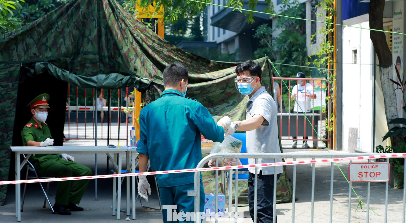 Trung tâm y tế quận Hoàng Mai phối hợp với chính quyền phường đang tích cực truy vết các trường hợp liên quan đến ca dương tính này.