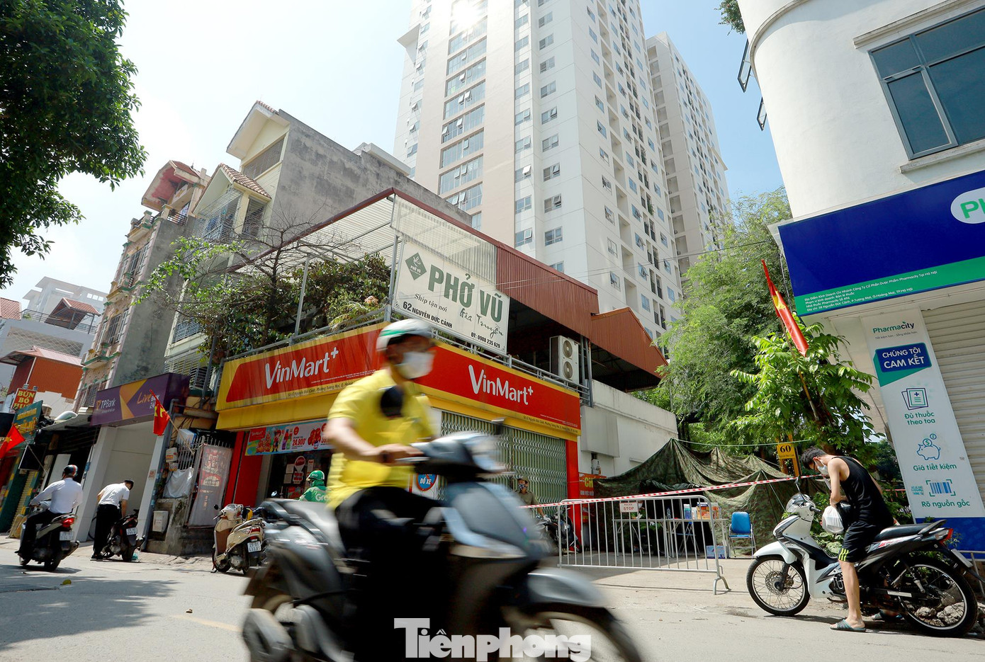 Vào tối 25/05, lực lượng chức năng quận Hoàng Mai vừa tiến hành phong tỏa tạm thời chung cư HUD3 (số 60 Nguyễn Đức Cảnh, phường Tương Mai, quận Hoàng Mai) do tại đây ghi nhận ca dương tính với SARS-CoV-2.