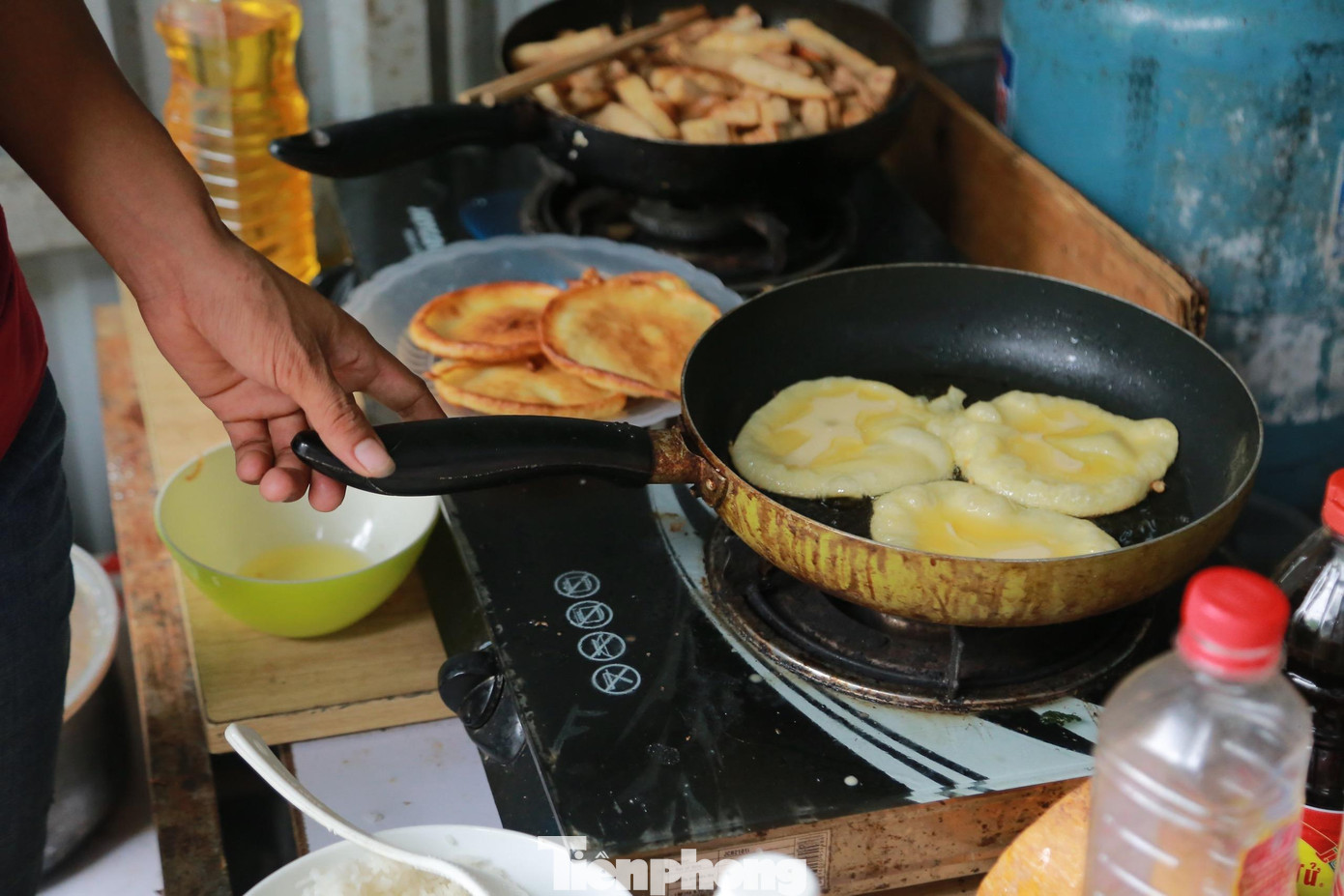 Giờ chúng em mong dịch bệnh sớm được kiểm soát, sớm được đi làm lại cố gắng kiếm tiền để về quê với gia đình. Em rất biết ơn các anh chị đã giúp đỡ chúng em trong lúc khó khăn nhất như thế này", chị May nói.