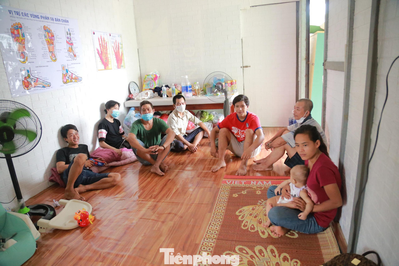 7 công nhân phải ngủ vạ vật cảnh màn trời chiếu đất ở gầm cầu vành đai 3 đoạn đối diện Bến xe Mỹ Đình những ngày qua đã có 1 cái kết thật đẹp. Họ được một số nhà hảo tâm giúp đỡ có nơi ở tạm mới tại phường Hà Cầu, quận Hà Đông, Hà Nội từ đêm qua 14/08.