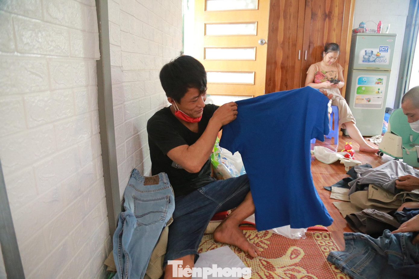 "Những đêm trời ẩm ướt vì mưa nhiều, nhóm chúng tôi phải thức trắng cả đêm vì muỗi đốt không ngủ nổi...