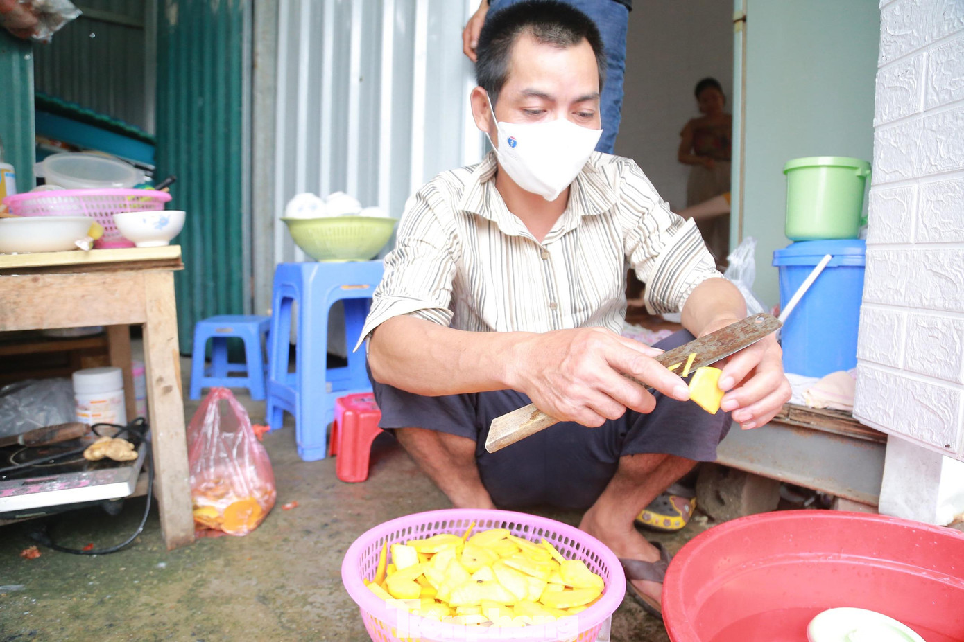Vào chiều ngày hôm qua, toàn bộ 7 công nhân đã được xét nghiệm và có kết quả âm tính với SARS-CoV-2 trước khi dọn đến nơi ở mới tại phường Hà Cầu, quận Hà Đông.