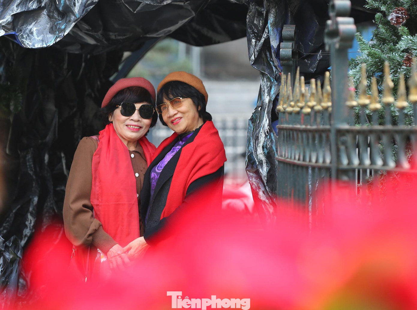 Thậm chí cả người lớn cũng vô tư bỏ khẩu trang chụp hình trước khu tiểu cảnh trang trí Giáng sinh của nhà thờ lớn.