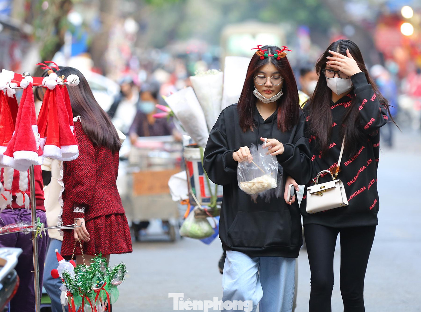 Vừa đi dạo vừa tranh thủ ăn.