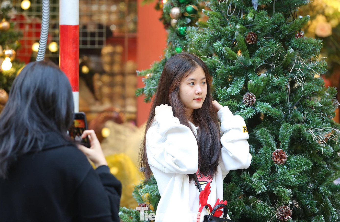 Tuy nhiên tại các điểm vui chơi như khu mua sắm đồ Giáng sinh tại phố Hàng Mã, các bạn trẻ bỏ khẩu trang chụp hình...