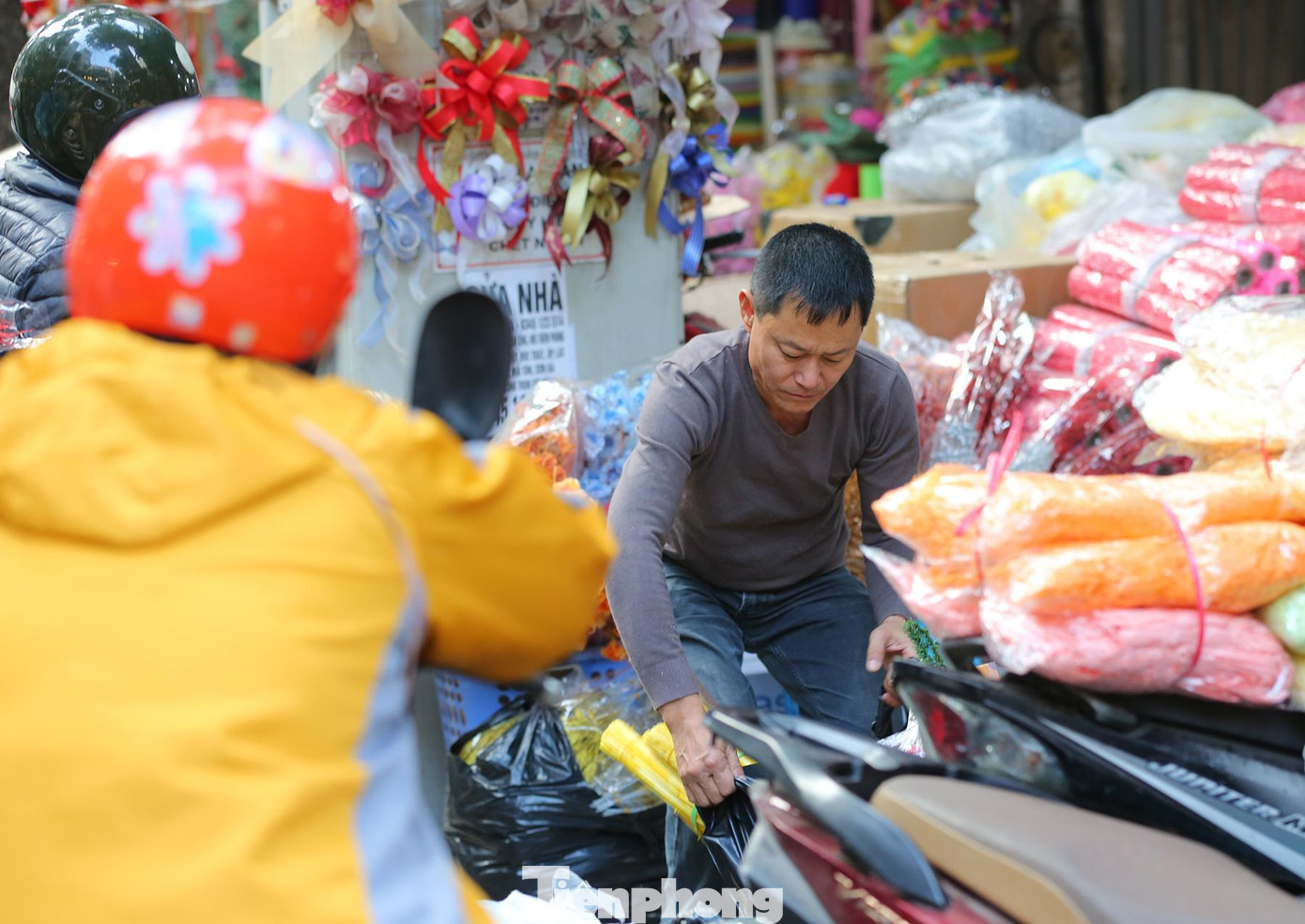 Một số người bán hàng tại phố Hàng Mã cũng quên đeo khẩu trang.