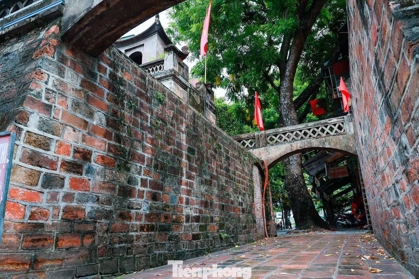 Ði dưới mái vòm Ô Quan Chưởng, bên những rêu phong, người ta thường mường tượng về bóng dáng kinh thành xa xưa.