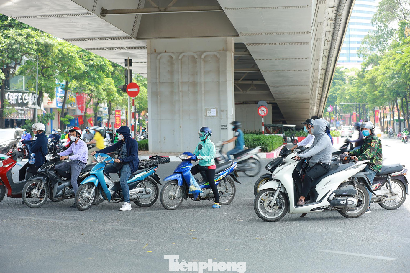 Cầu vượt là điểm tránh nắng nóng lý tưởng tạm thời cho phần đông những người phải lưu thông trên phố giưa trưa hè.