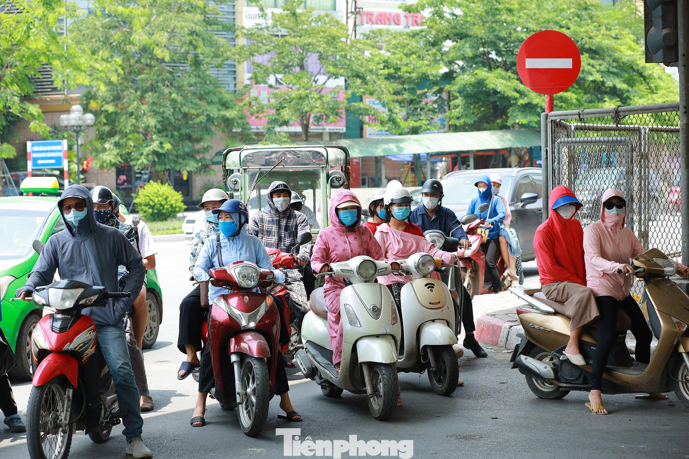 Người ra đường đều mặc áo chống nắng, bịt kín người để tránh nắng gắt.