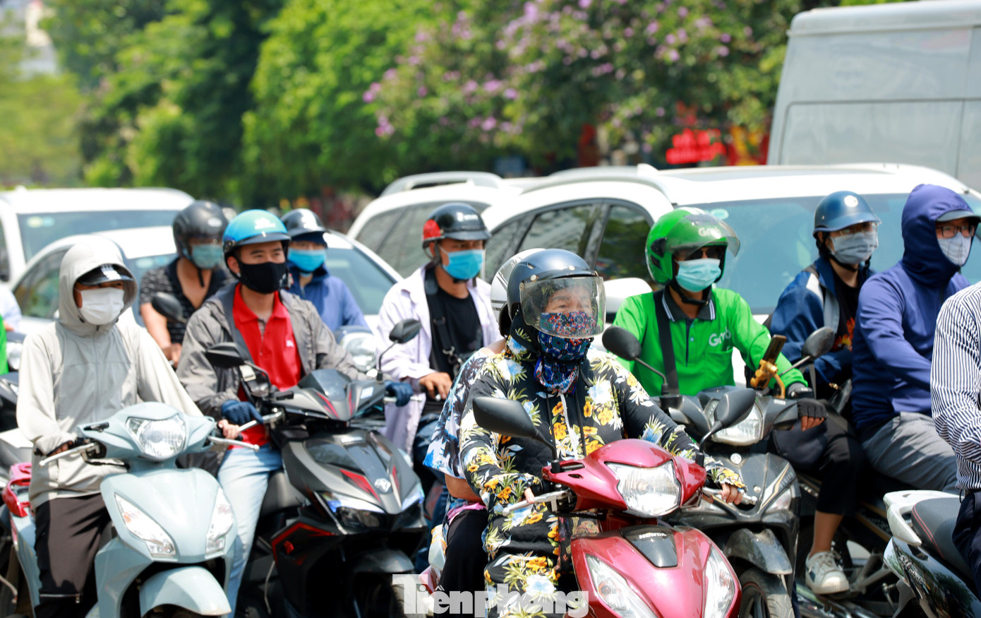 Người dân Hà Nội đang bắt đầu phải chống chọi với cái nắng khá gay gắt dù mới đầu hè.