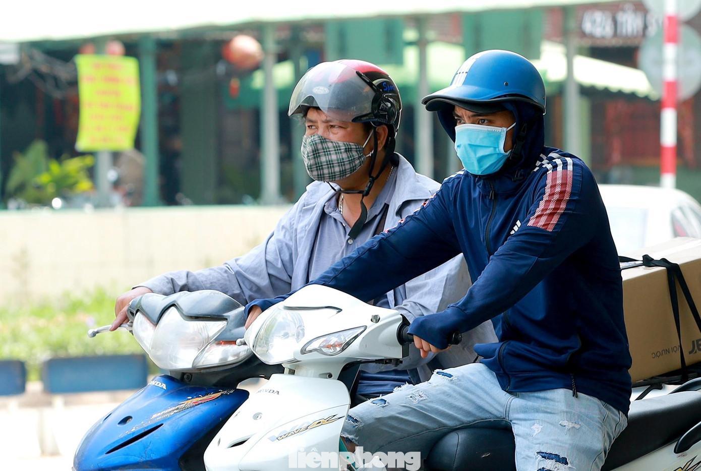 Nhiều người chia sẻ, từ 11h trưa trở ra khi đi đường mặc 2, 3 lớp áo vẫn cảm thấy bỏng rát, khó chịu vì nắng nóng.