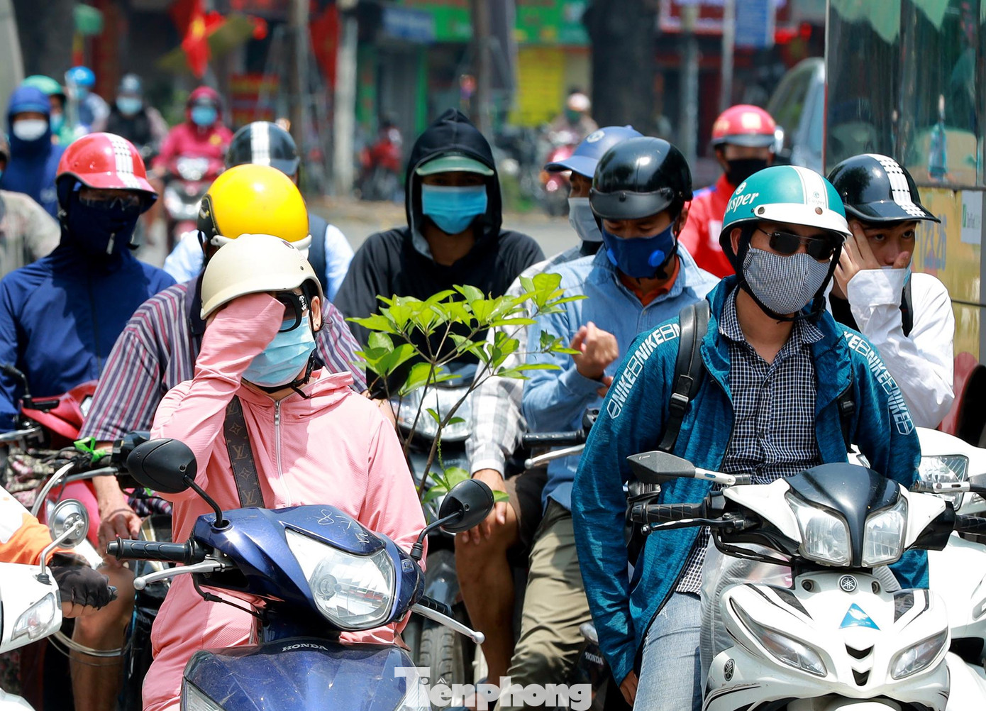 Cơ quan khí tượng khuyến cáo, đợt nắng nóng lần này khá gay gắt, kết hợp độ ẩm trong không khí thấp và gió Tây Nam gây hiệu ứng phơn thổi mạnh.