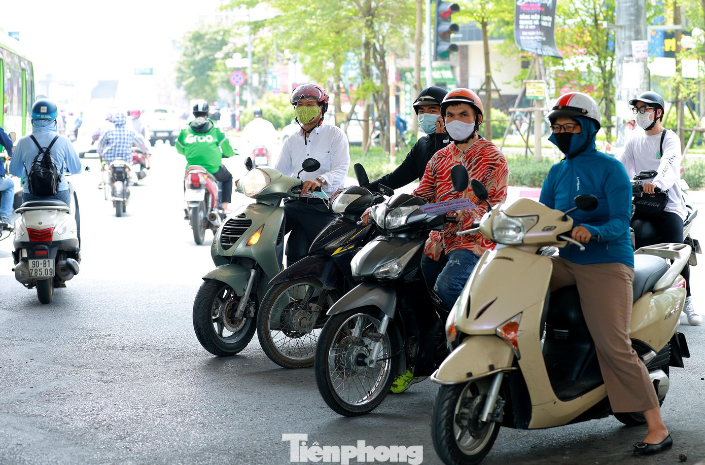 Người dân Hà Nội đang bắt đầu phải chống chọi với cái nắng khá gay gắt dù mới đầu hè.