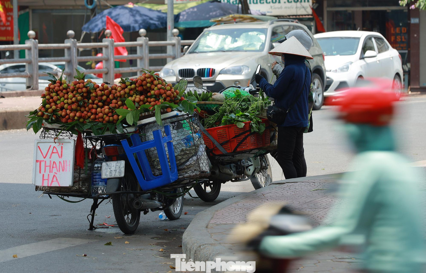 Một số người khác thì vẫn kiên trì đứng bán hàng trong cái nắng nóng oi ả.