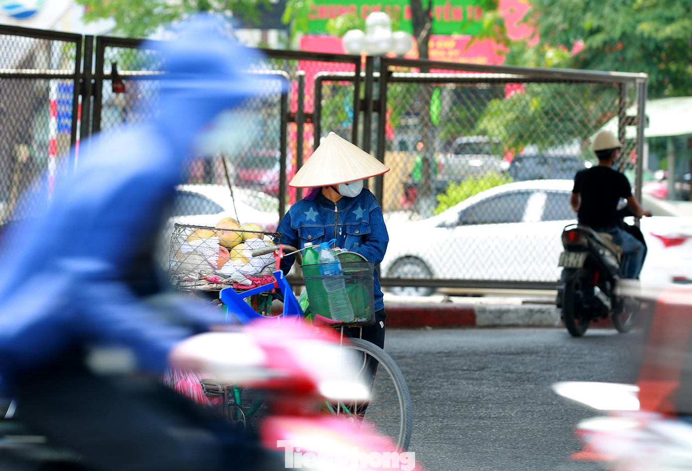 Dù nắng nóng gay gắt nhưng người bán hàng rong vẫn miệt mài mưu sinh.