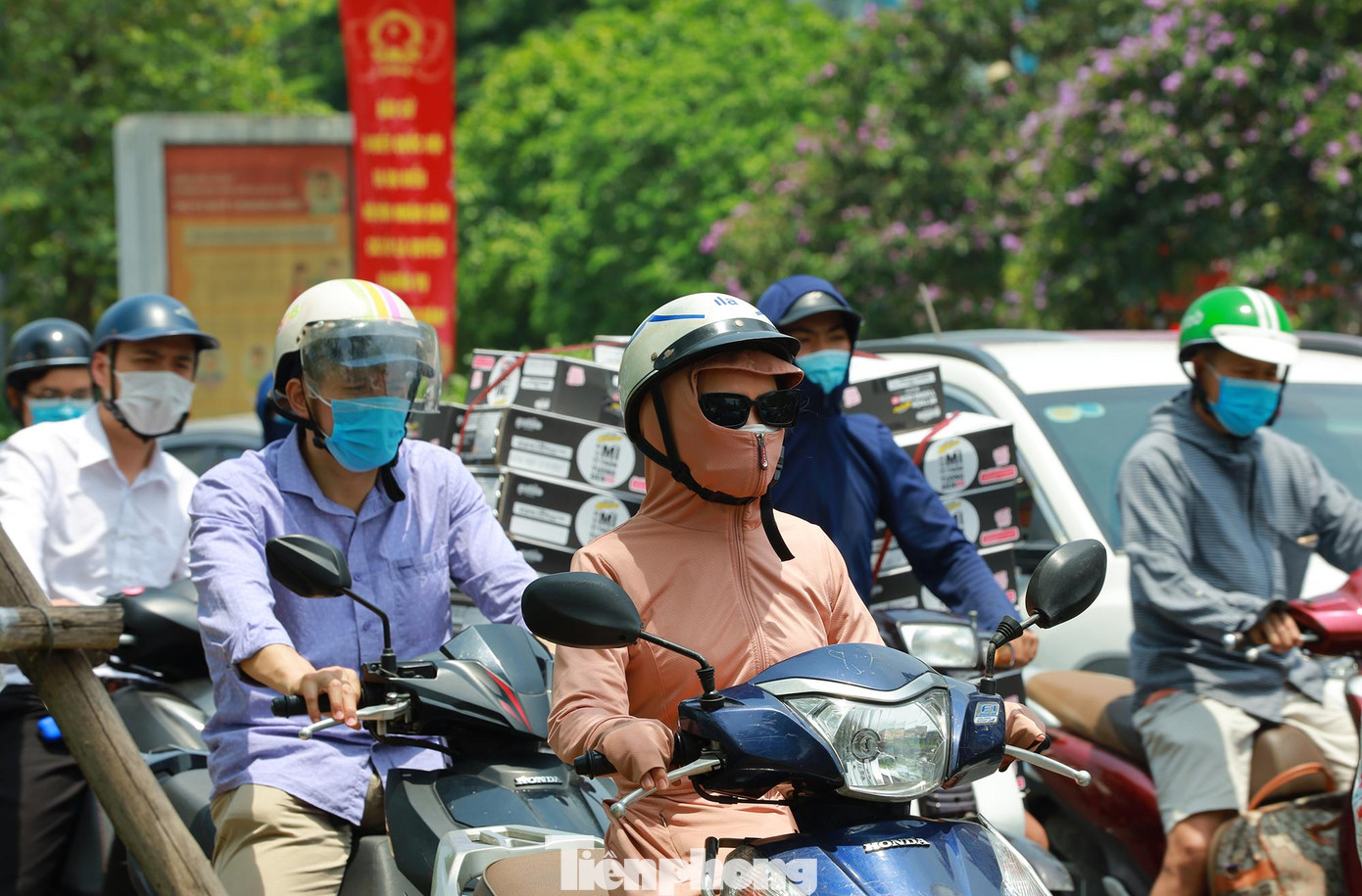 Theo Trung tâm Dự báo Khí tượng Thủy văn Quốc gia, vùng áp thấp nóng phía Tây phát triển mạnh kết hợp hiệu ứng phơn khiến nền nhiệt các tỉnh miền Bắc tăng từ hôm qua với nắng nóng diện rộng.