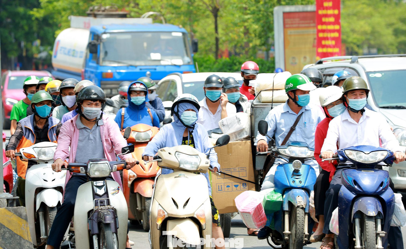 Nắng nóng gắt ảnh hưởng nhiều đến sức khỏe người dân di chuyển trên đường, có thể gây tình trạng mất nước, kiệt sức, đột quỵ do sốc nhiệt đối với cơ thể nếu tiếp xúc lâu với nền nhiệt độ cao ngoài trời.