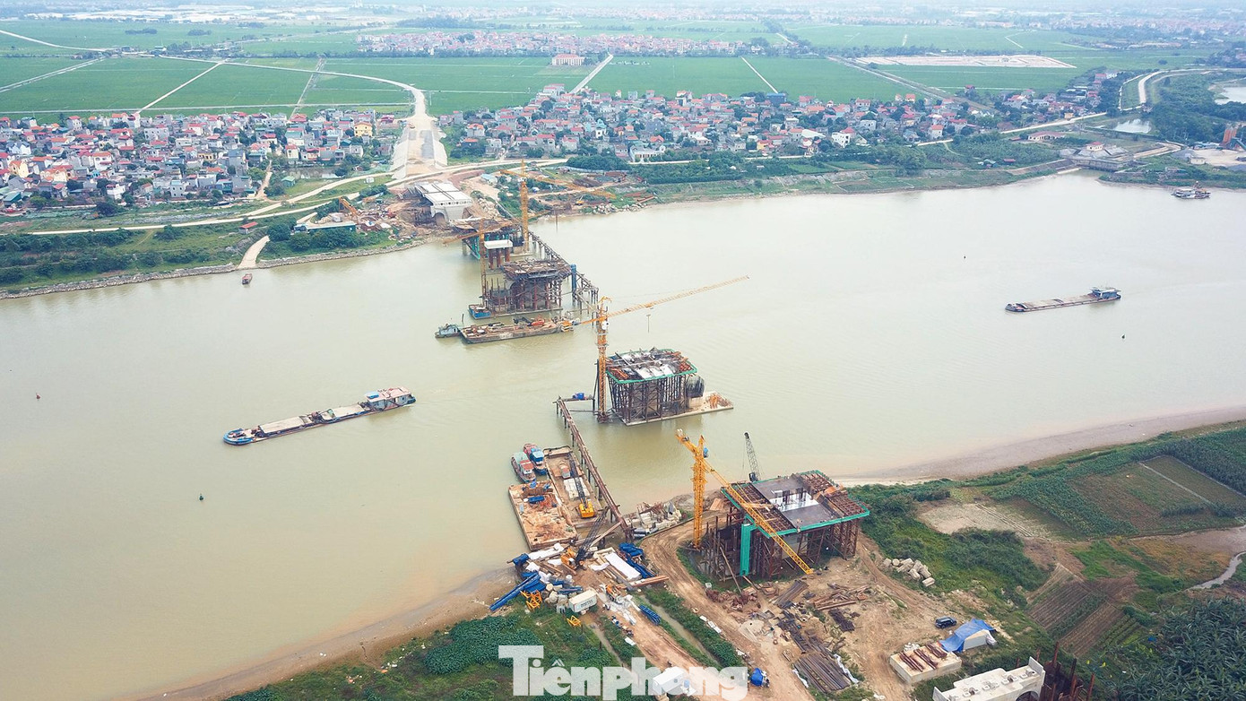 Toàn cảnh công trường thi công cầu Phật Tích bắc qua sông Đuống tới xã Đại Đồng Thành, huyện Thuận Thành.