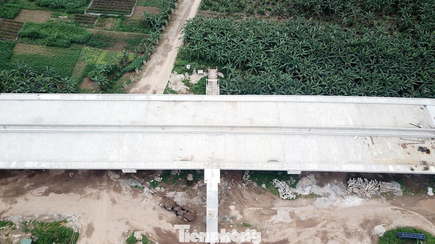 Cầu được thiết kế quy mô vĩnh cửu, bê tông cốt thép kết hợp vòm thép và hệ dây cáp treo vào mặt cầu; mặt cắt ngang cầu rộng 22,5 m.