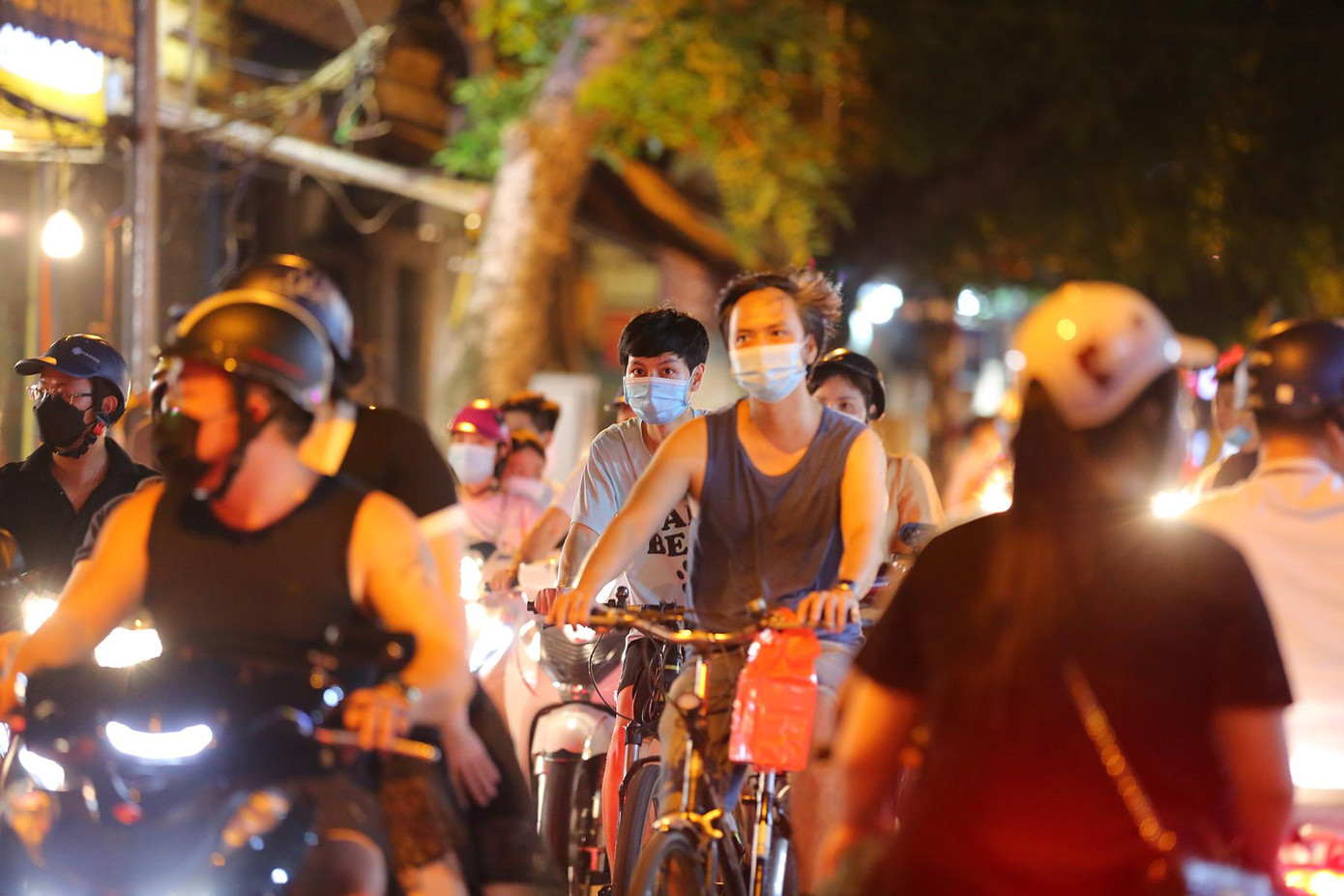 Ghi nhận tối 21/9, nhiều người đổ về mua sắm tại phố Hàng Mã đông đúc. Ghi nhận tối 21/9, nhiều người đổ về mua sắm tại phố Hàng Mã đông đúc.