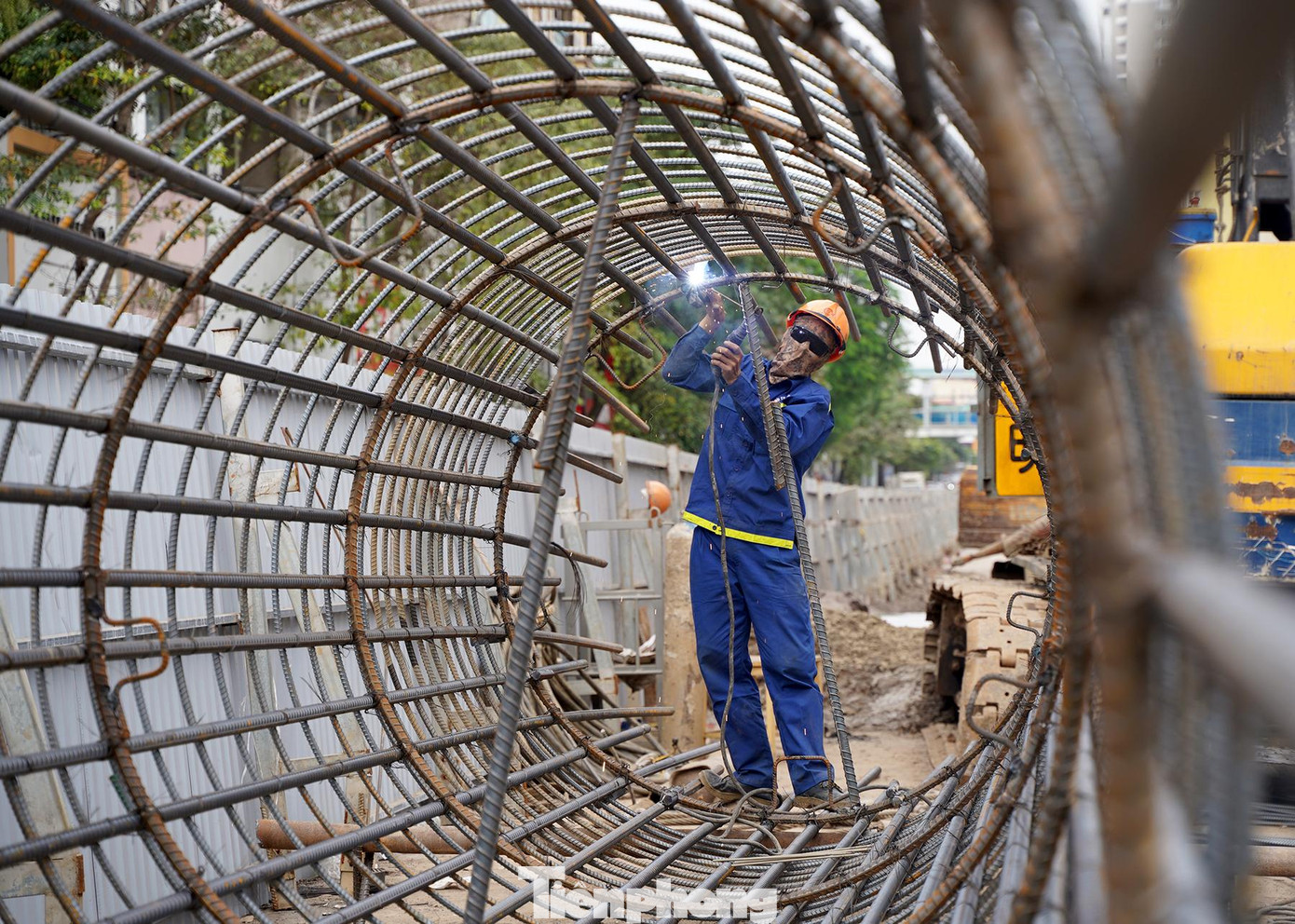 Trụ cầu dạng trụ thân cột tròn đường kính D=1,5m và D=1,8m BTCT đổ tại chỗ; móng trụ cầu từ T1 đến T3 bố trí 3 cọc khoan nhồi đường kính D=1,2m. Kết cấu móng trụ từ trụ T4 đến mố M9 bố trí 1 cọc khoan nhồi D=2,0m.