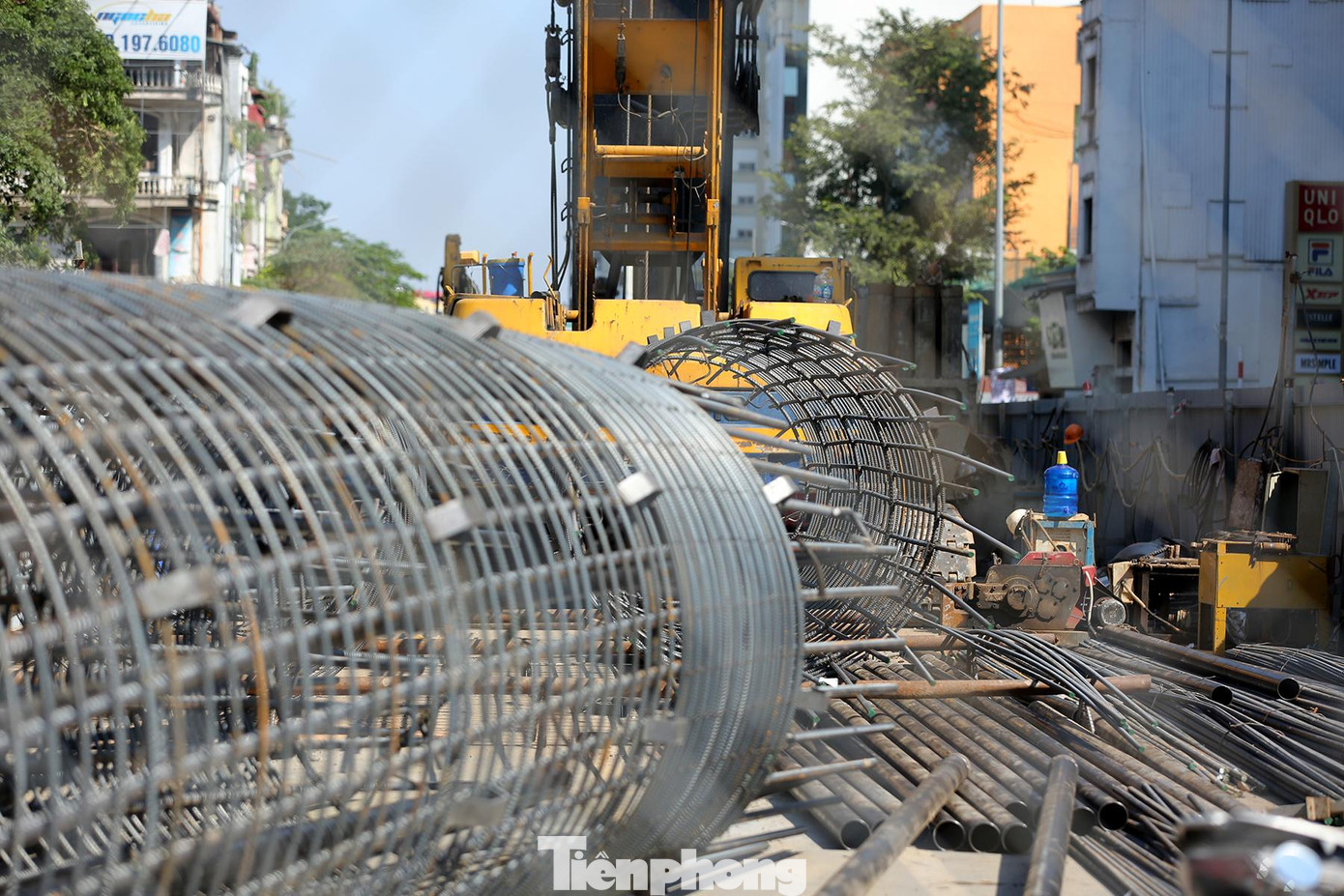 Cầu có móng mố bằng BTCT C30 đổ tại chỗ, móng mố M1 gồm 3 cọc khoan nhồi đường kính D=1,2m, móng mố M9 gồm 1 cọc khoan nhồi đường kính D=2,0m. Chiều dài cọc L=43-49m.