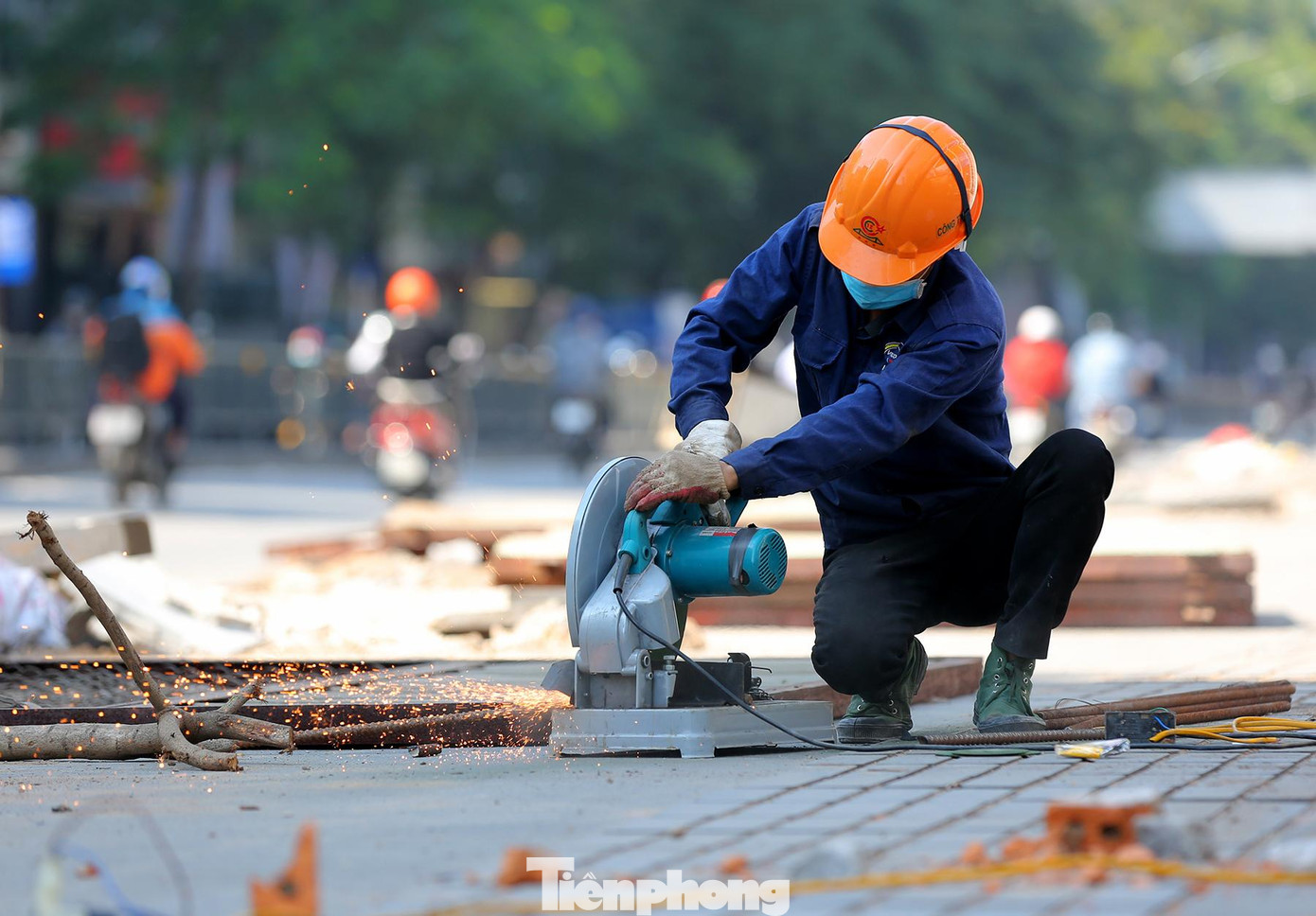 Vỉa hè phía Học viện Ngân hàng sẽ xén dài 360m, rộng 2-6m, kết hợp với mở rộng nút giao Chùa Bộc - Tây Sơn; vỉa hè phía đối diện xén dài hơn 100m, rộng 2,5m.