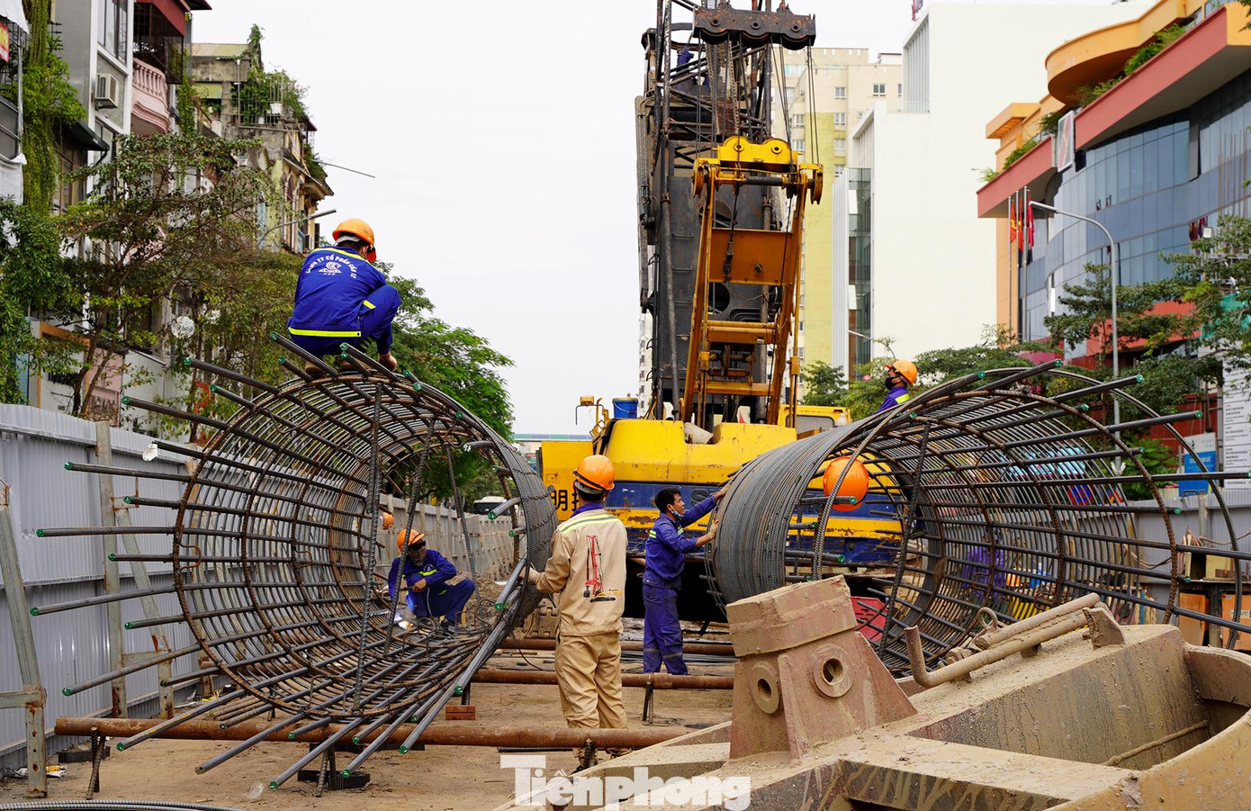 Theo ghi nhận của phóng viên báo tiền Phong tại khu vực nút giao Phạm Ngọc Thạch - Chùa Bộc - Tôn Thất Tùng, hàng chục công nhân đang khẩn trương thi công các hạng mục công việc.