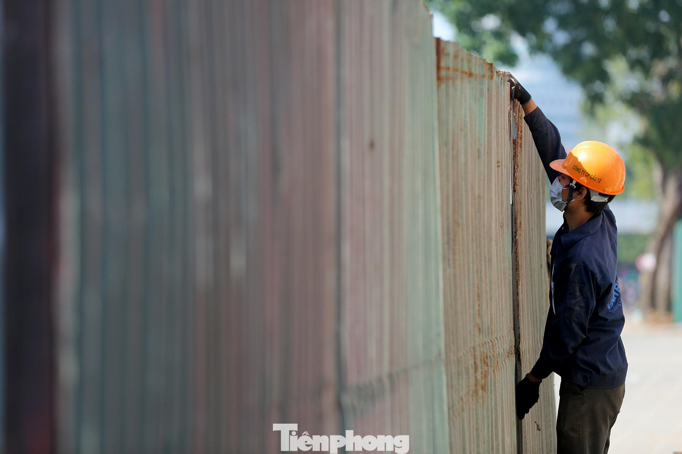 Dự kiến đến cuối tuần này rào chắn vỉa hè sẽ hoàn tất.