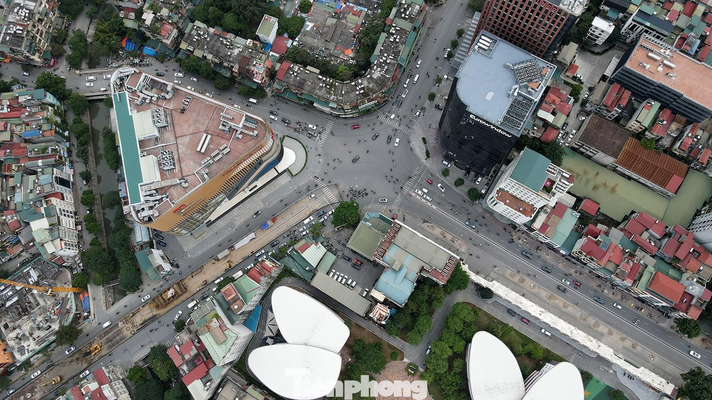 Theo thiết kế, cầu vượt kết cấu thép lắp ghép dạng chữ C theo hướng từ Chùa Bộc đến Phạm Ngọc Thạch được tổ chức giao thông hai chiều cho hai làn xe hỗn hợp dành cho ô tô và xe máy. Hướng dọc đường Tôn Thất Tùng - Phạm Ngọc Thạch, đường Chùa Bộc - Đông Tác và các nhánh rẽ còn lại sẽ được tổ chức giao thông bằng đèn tín hiệu dưới cầu.