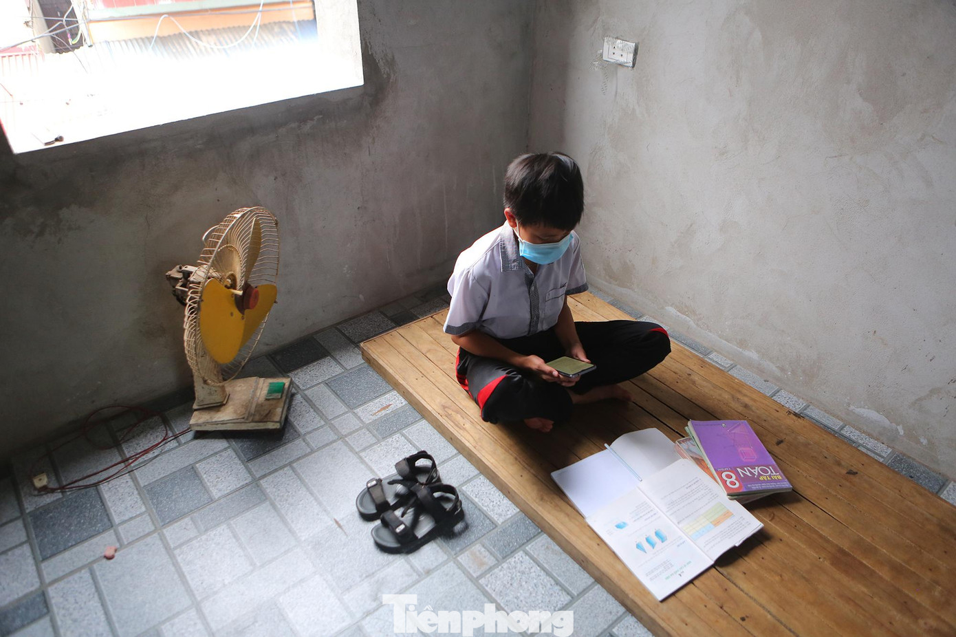 Thời gian ngắn vừa qua, Huyện Đông Anh đã chung tay phát động chương trình “Máy tính trao em, vượt qua đại dịch” nhằm phát động quyên góp, hỗ trợ cho học sinh khó khăn phục vụ học tập trực tuyến. Chỉ trong thời gian ngắn phát động, huyện đã huy động được trên 350 triệu đồng với 120 thiết bị học trực tuyến được trao tận tay các em học sinh có hoàn cảnh khó khăn trên địa bàn.