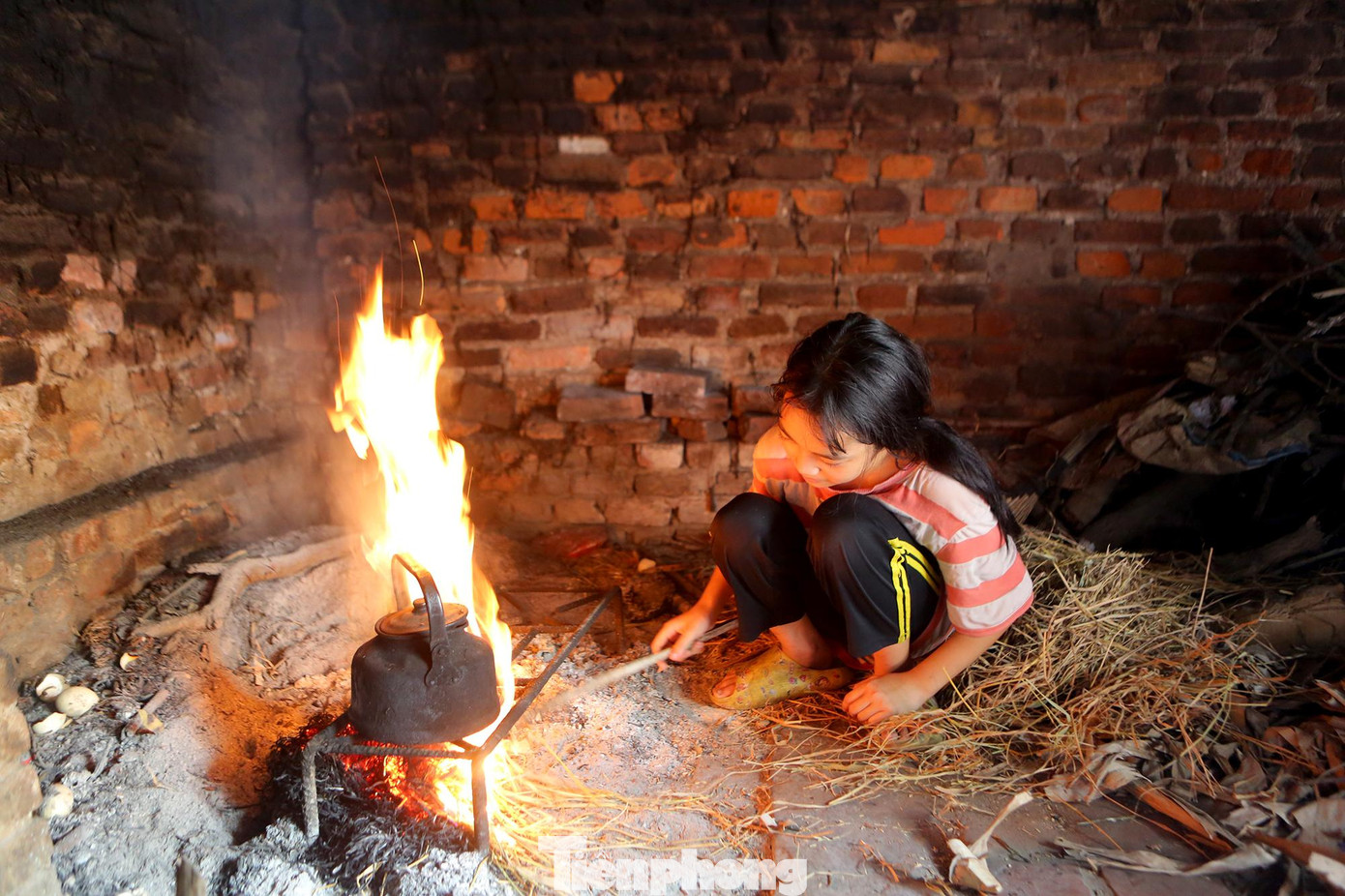 Nhà có ba chị em, bố đi nhặt rác, mẹ làm ruộng, ba chị em không có thiết bị hỗ trợ học online.