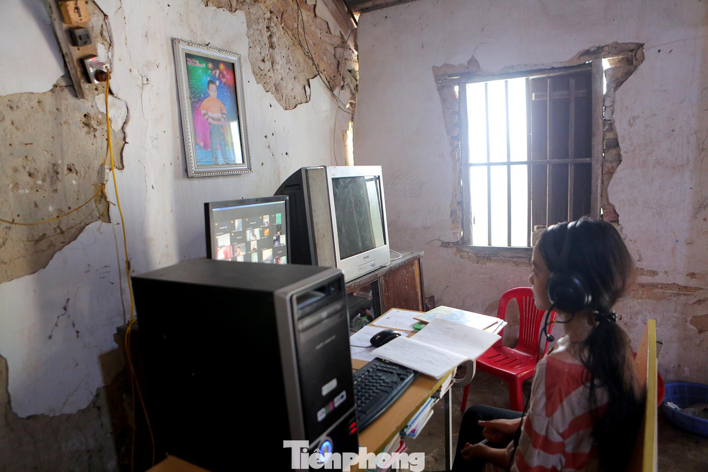 Đầu năm học, nhà trường cho Diệu mượn máy tính, nhưng việc ba chị em cùng học chung 1 thiết bị, khó khăn chỉ vơi đi một phần.