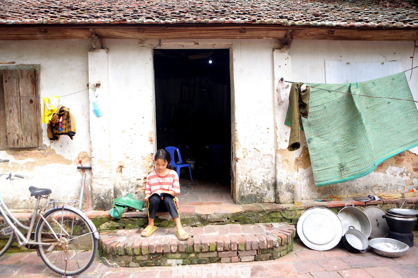 Bạn Lê Thị Diệu, học sinh lớp 7A6 THCS Cổ Loa, bước vào năm học mới trong hoàn cảnh rất khó khăn.