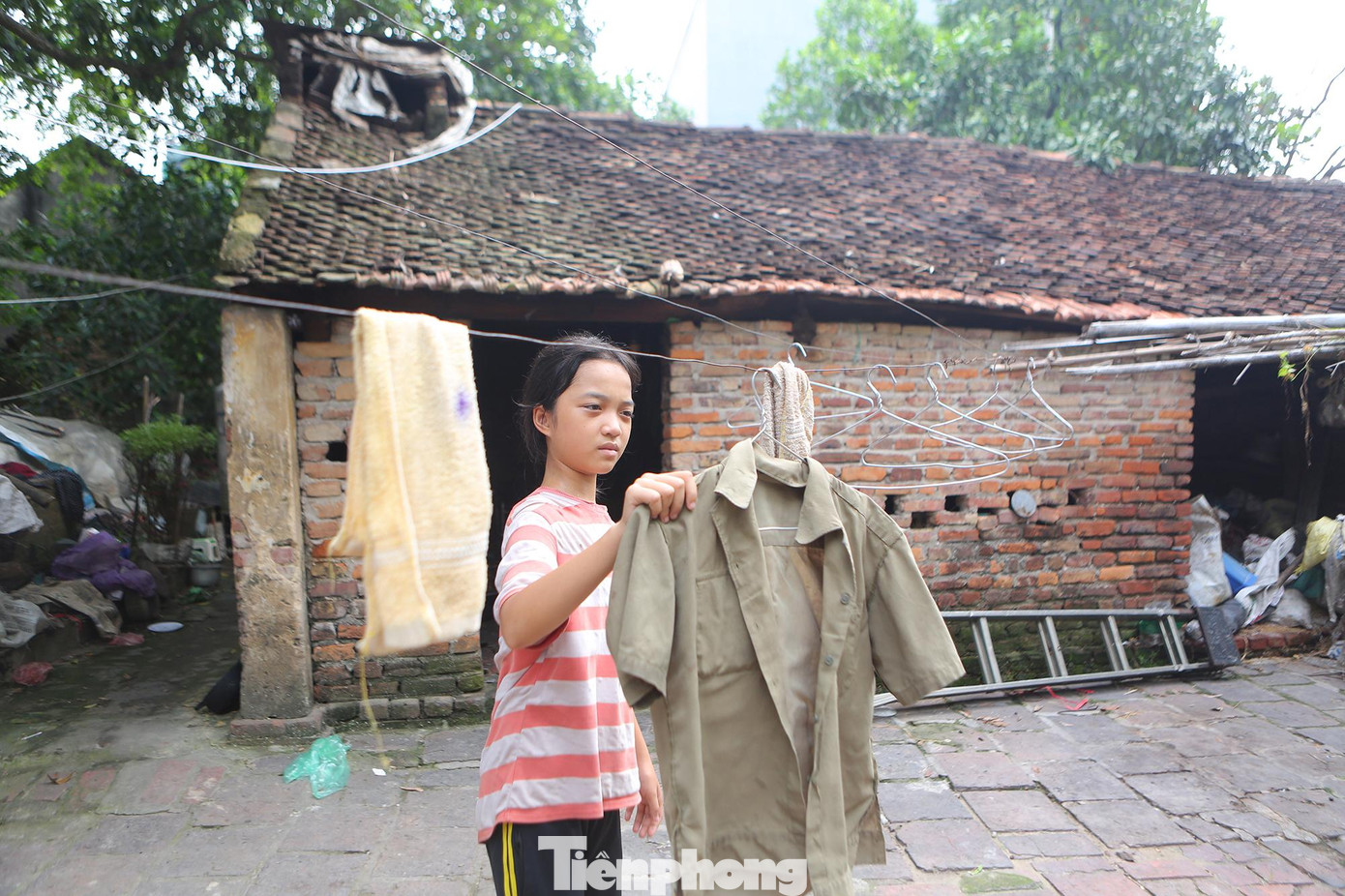 Huyện đoàn Đông Anh tặng thêm thiết bị học online cho gia đình Diệu là một chiếc điện thoại thông minh.