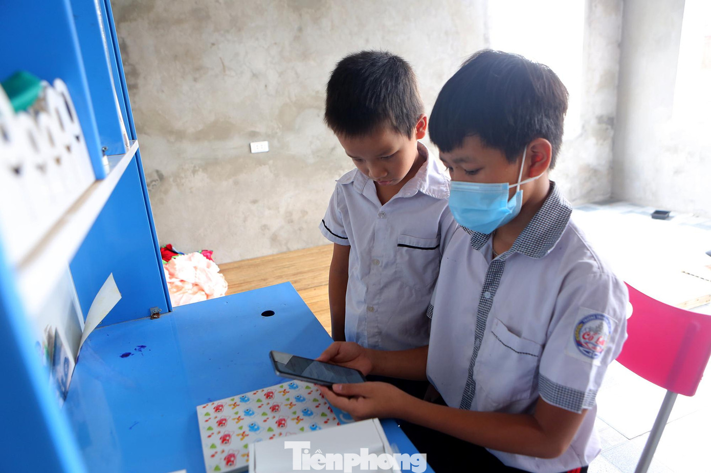 Gia đình Khương thuộc hộ cận nghèo của xã, mẹ bị tai nạn lao động nên không tiếp tục đi làm được, bố sức khoẻ yếu.