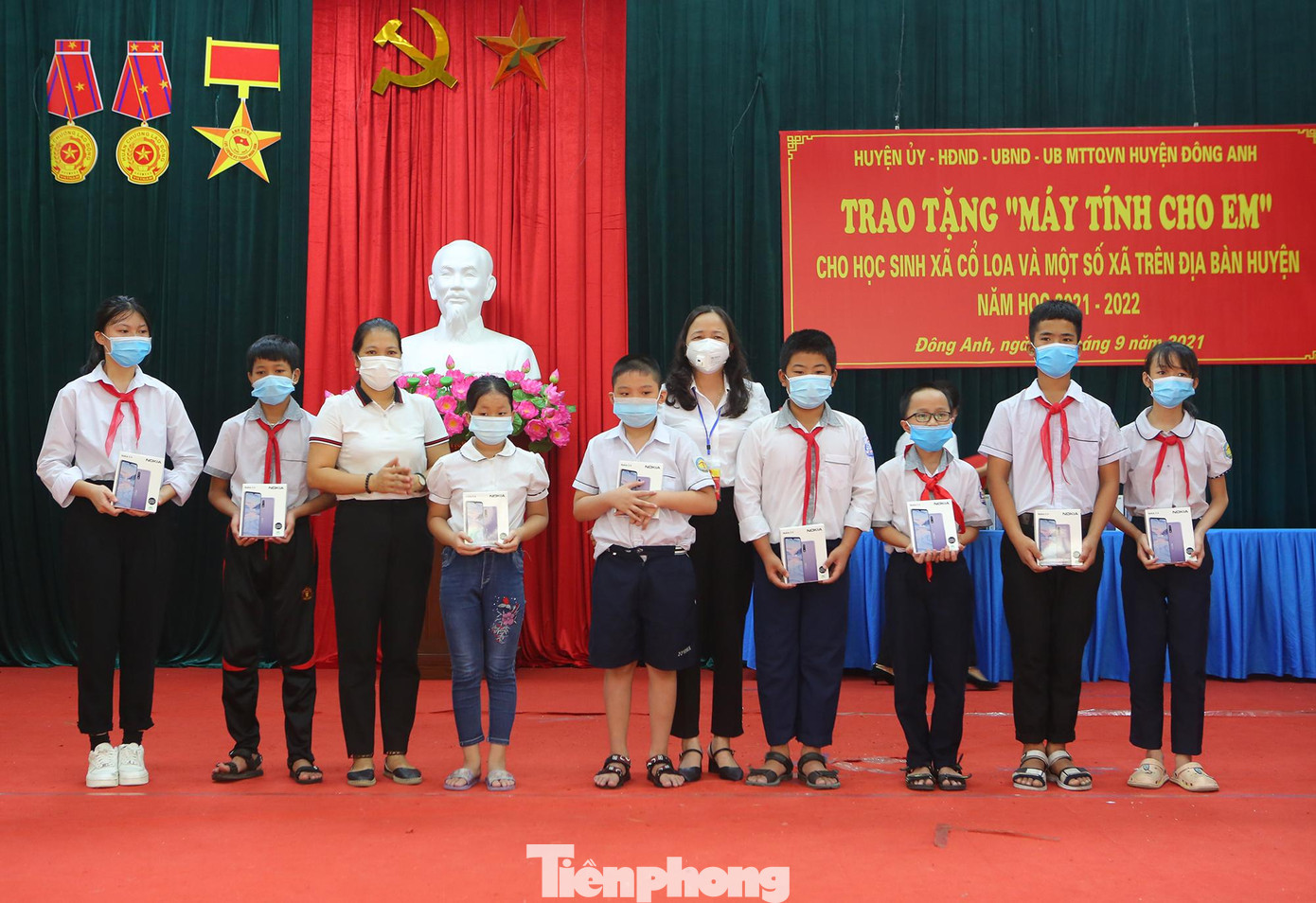 Năm học 2021-2022 diễn ra trong bối cảnh tình hình dịch bệnh COVID-19 diễn biến phức tạp, Huyện đoàn Đông Anh đã có nhiều việc làm thiết thực và ý nghĩa như: Tặng thiết bị học online, hỗ trợ công nghệ học trực tuyến cho học sinh, đặc biệt là học sinh có hoàn cảnh khó khăn trên địa bàn.