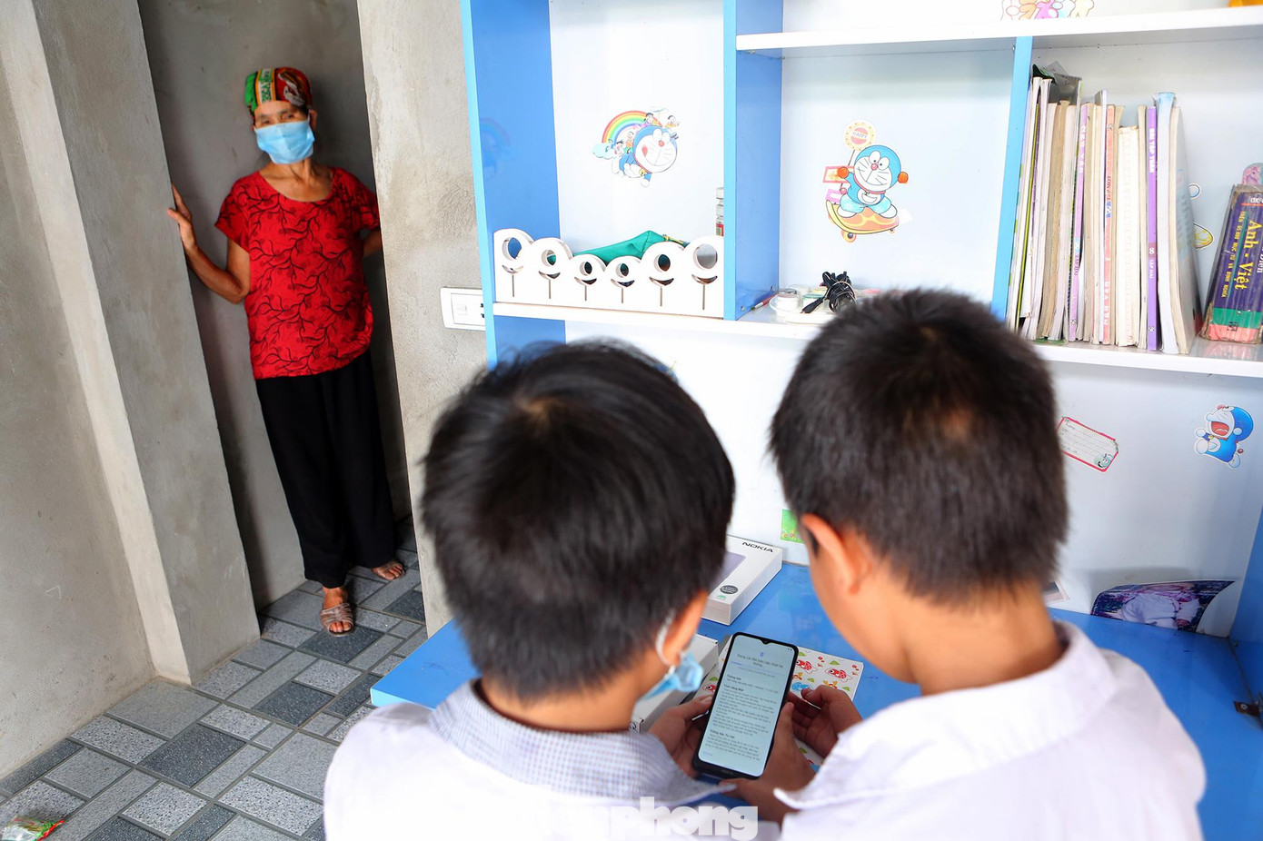 "Nhà có ba anh em chung nhau một thiết bị học online nên rất bất tiện, những hôm có tiết học chung, con đều phải chạy sang nhà bạn học cùng", Khương chia sẻ.