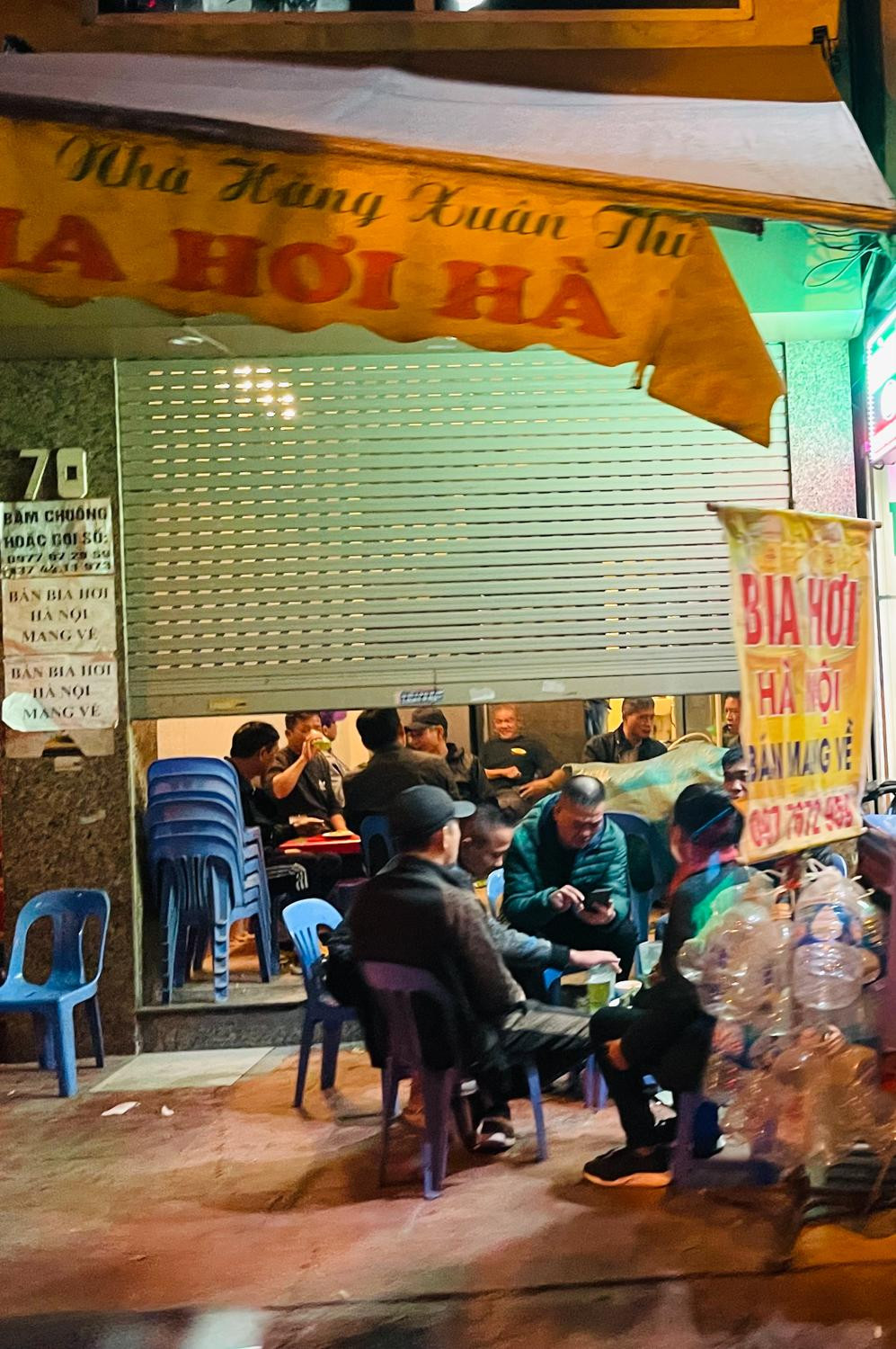 Tại ngõ Văn Chương, theo ghi nhận vào thời điểm hơn 19h, một vài hàng quán dù treo biển bia hơi bán mang về nhưng vẫn đóng cửa khép nửa vời, người dân vẫn ngồi ăn nhậu, thậm chí tràn cả ra vỉa hè. Tại ngõ Văn Chương, theo ghi nhận vào thời điểm hơn 19h, một vài hàng quán dù treo biển bia hơi bán mang về nhưng vẫn đóng cửa khép nửa vời, người dân vẫn ngồi ăn nhậu, thậm chí tràn cả ra vỉa hè.