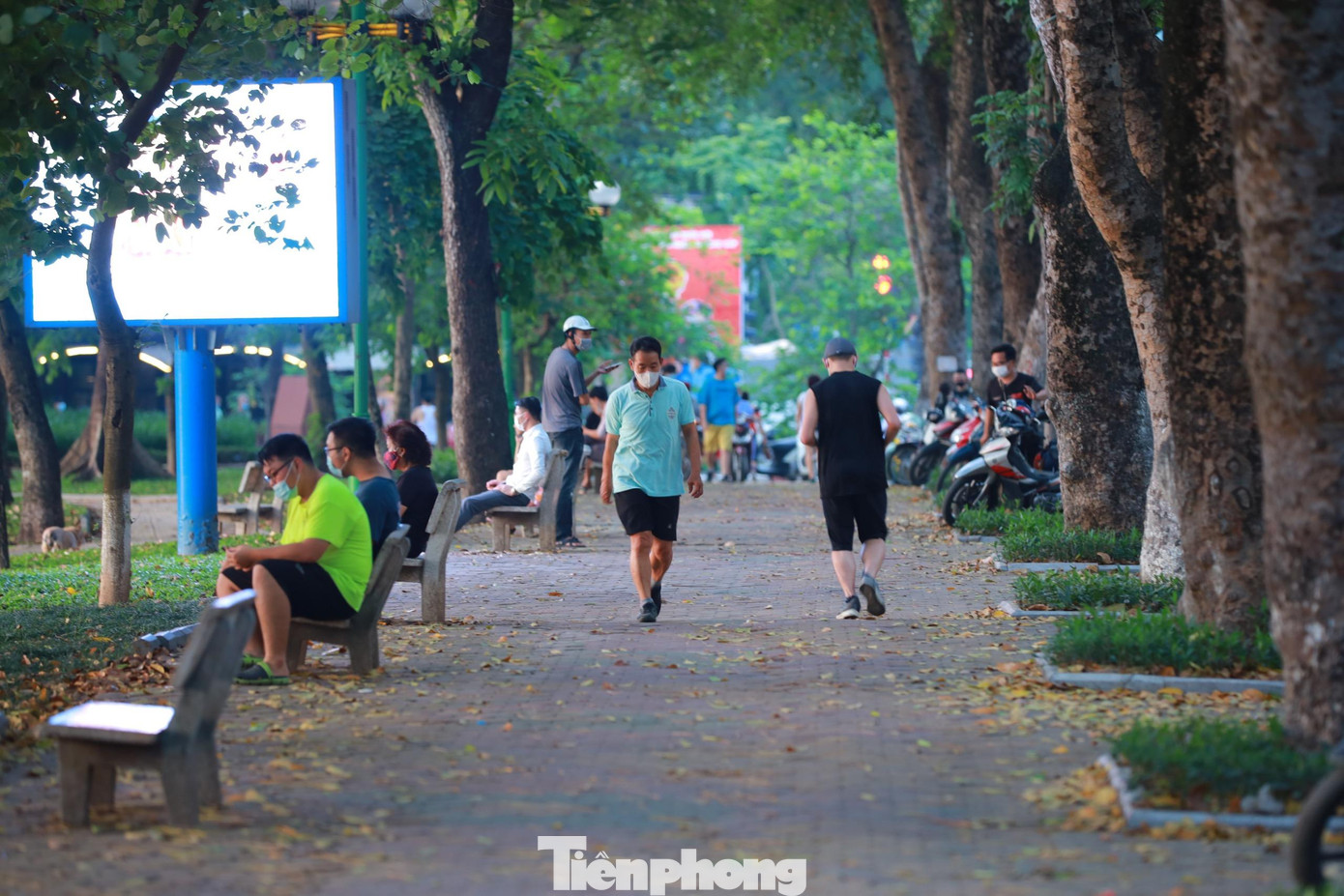 Ghi nhận tại khu vực hồ Thiền Quang, vẫn có khá nhiều người dân đổ ra luyện tập thể dục, thể thao trong chiều 6/5 và sáng 7/5.