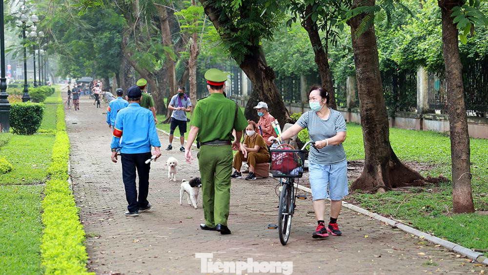 Lực lượng chức năng liên tục tuần tra, nhắc nhở người dân không tụ tập đông người, tạm thời dừng các hoạt động thể dục thể thao nơi công cộng.