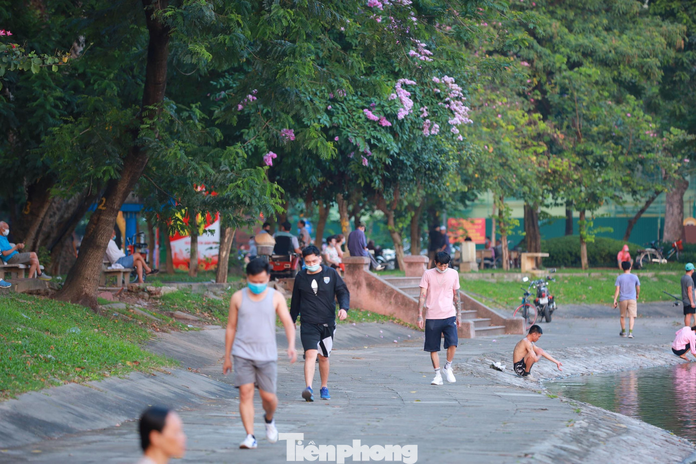 Phía dưới hồ Thiền Quang, số lượng người dân luyện tập thể dục, thể thao tương đối đông.