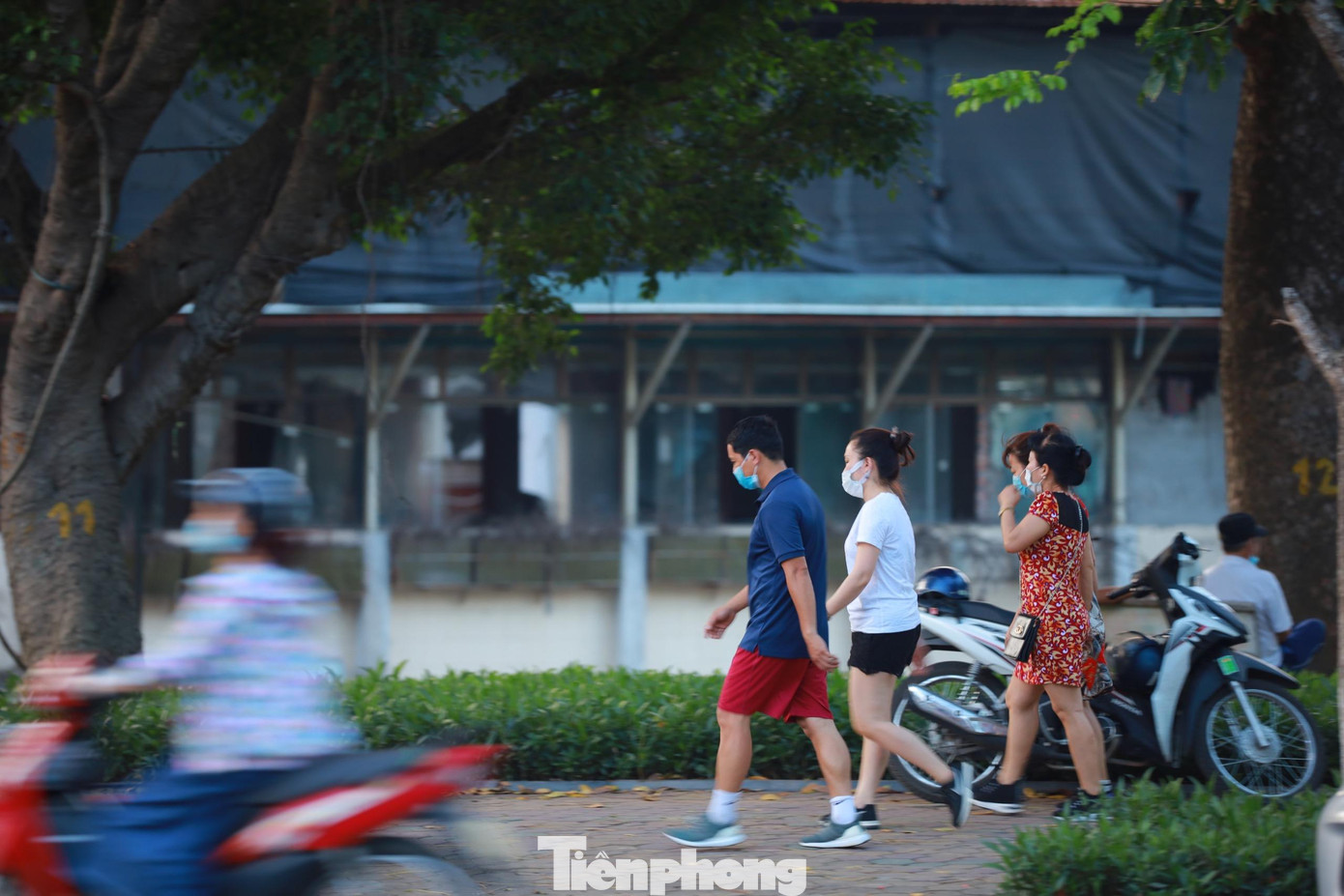 Trong khi lệnh cấm có hiệu lực đối với các công viên, thì nhiều người dân lại tập trung tại vỉa hè xung quanh công viên, hồ điều hoà.