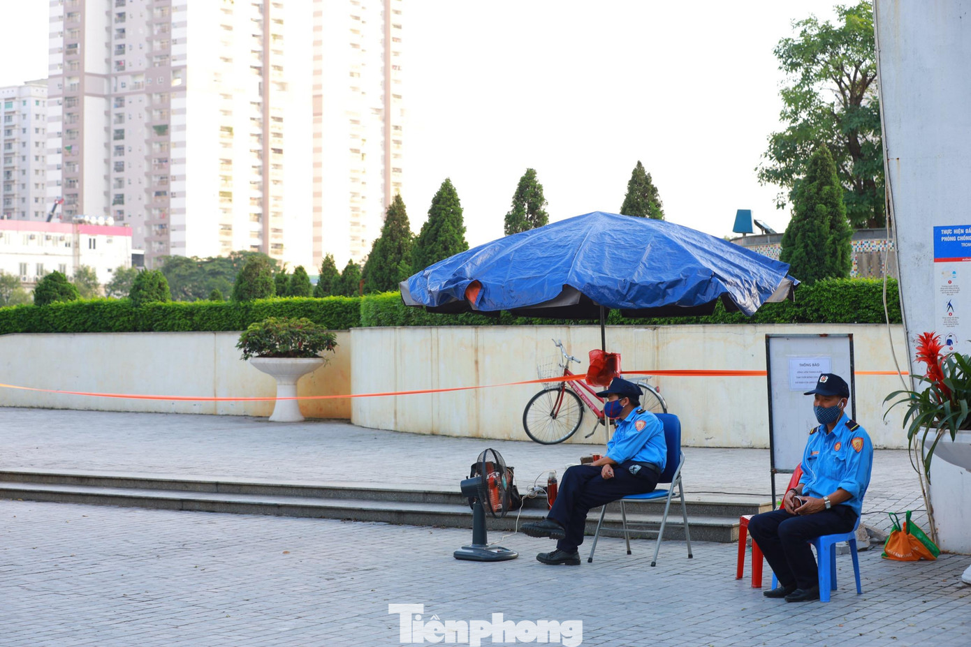 Tại công viên Thanh Xuân, lực lượng bảo vệ túc trực tại cổng để nhắc nhở mọi người thực hiện quy định của thành phố.