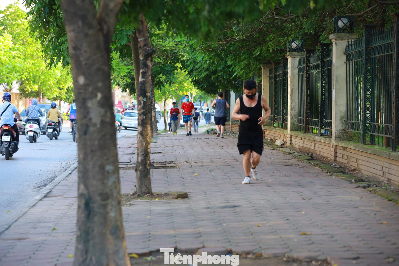 Theo quan sát của PV, không ít người dân thủ đô vẫn còn tâm lý chủ quan trong công tác phòng, chống dịch COVID-19.