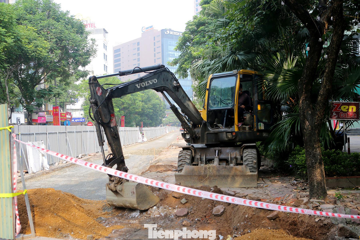Đoạn hàng rào tôn dựng lên trên đường Trần Đăng Ninh có chiều dài khoảng 200m.