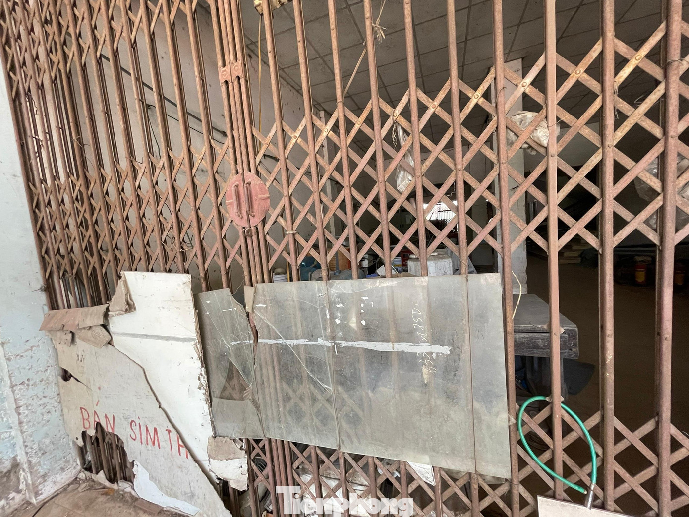 Cửa của sành tầng 1 khóa trái trở thành điểm tập kết của nhà kho bất đắc dĩ.